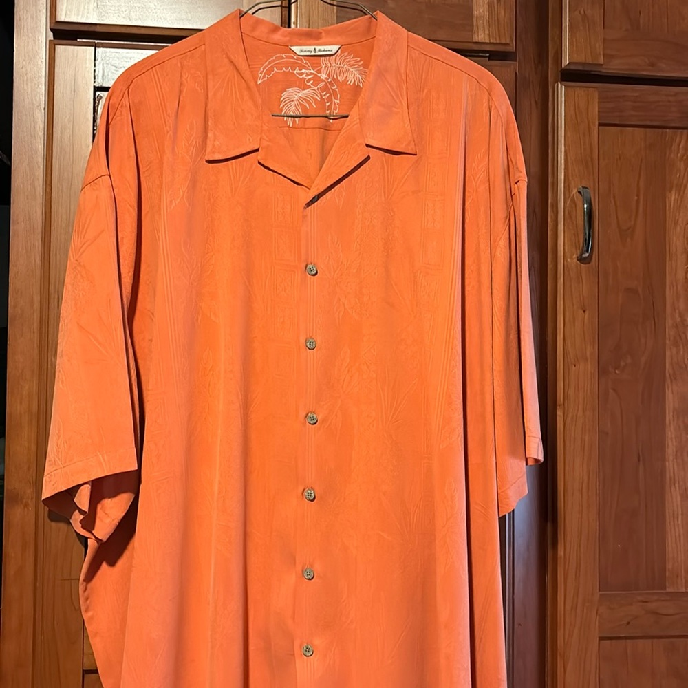 Tommy Bahama men’s short sleeve orange button down shirt. Excellent condition.